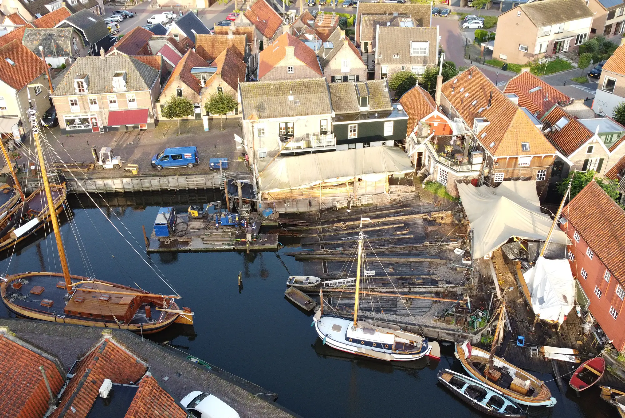 Funderingswerk op een monumentale botterhelling in Bunschoten-Spakenburg