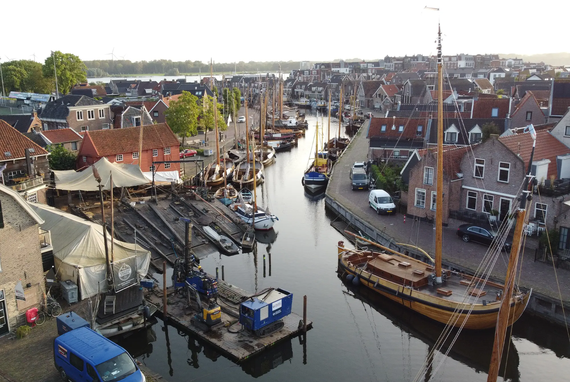 Funderingswerk op een monumentale botterhelling in Bunschoten-Spakenburg