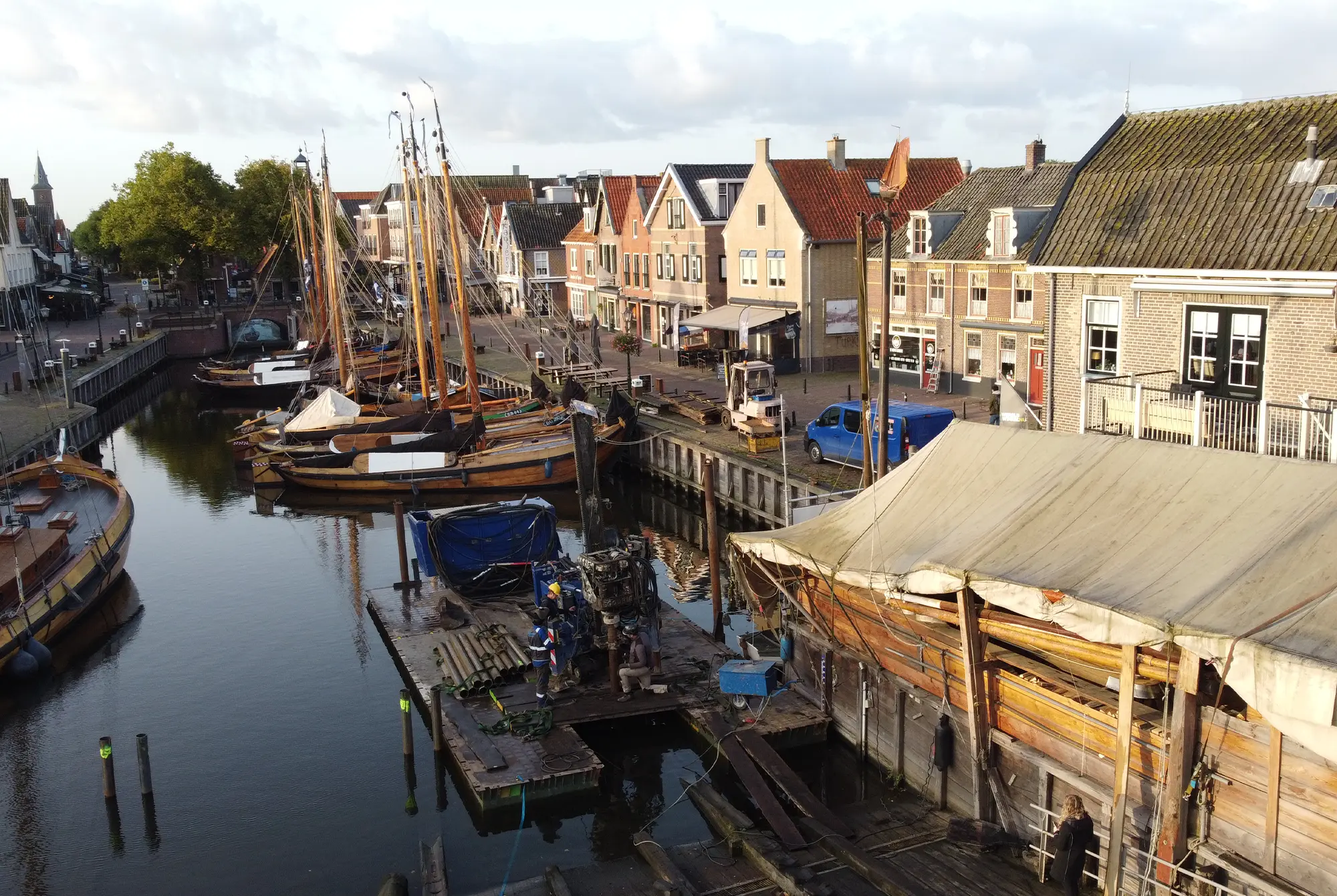 Funderingswerk op een monumentale botterhelling in Bunschoten-Spakenburg